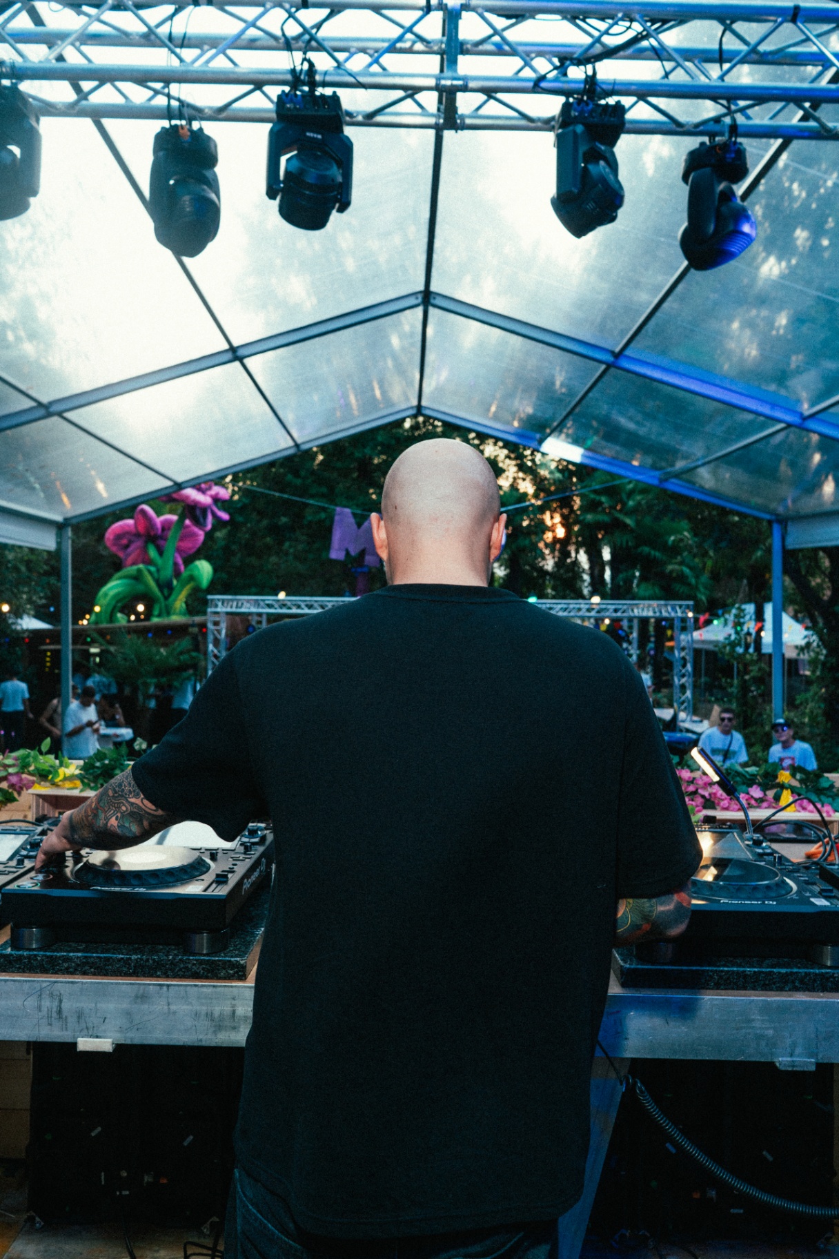 Crowd and DJ set at Gemfest In The Garden — photo 16