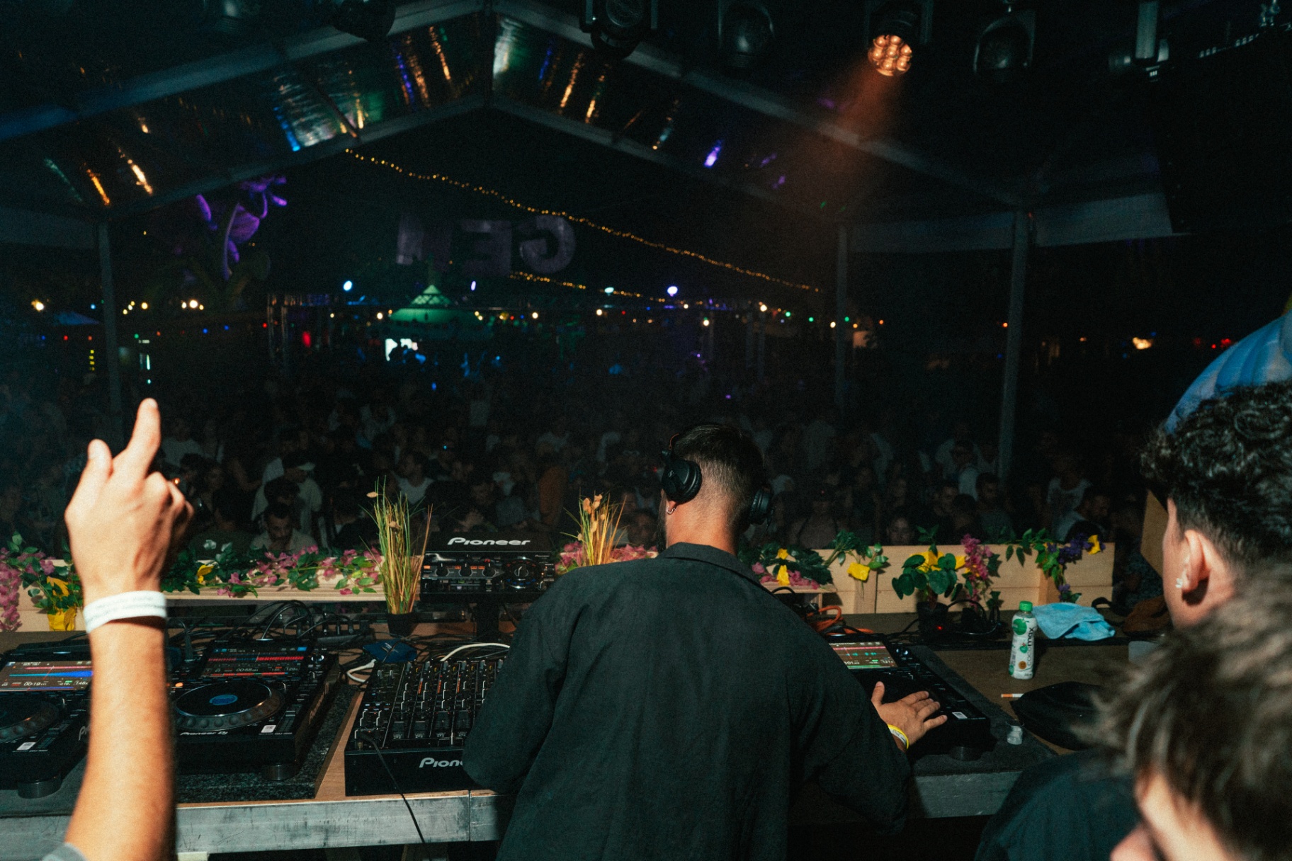 Crowd and DJ set at Gemfest In The Garden — photo 6