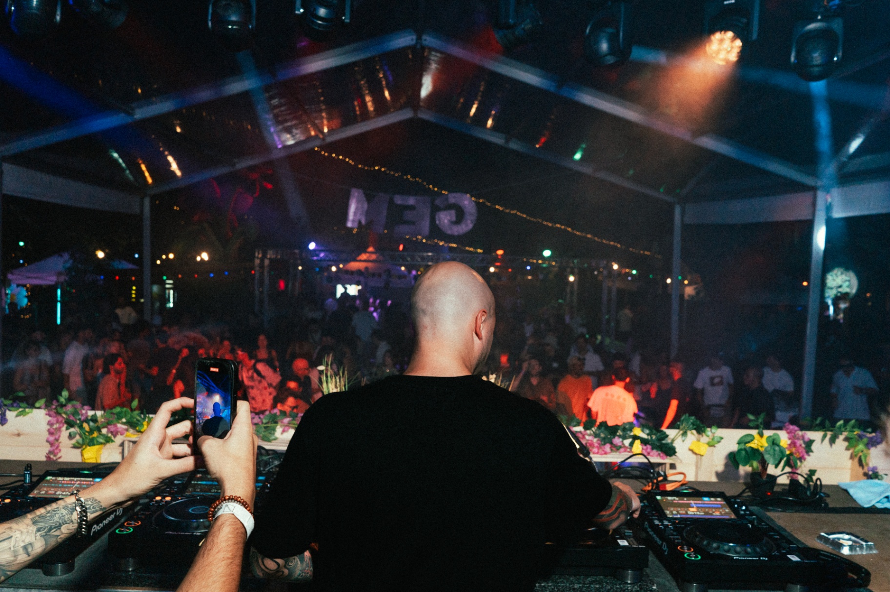 Crowd and DJ set at Gemfest In The Garden — photo 4